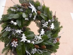 přírodní bílostříbrný