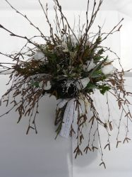 březová kytka s tulipány