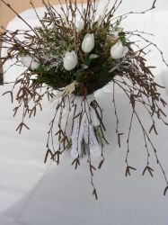 březová kytka s tulipány