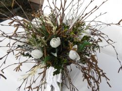 březová kytka s tulipány