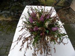 březová kytka s tulipány