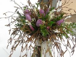 březová kytka s tulipány