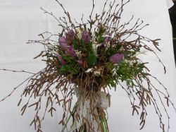 březová kytka s tulipány