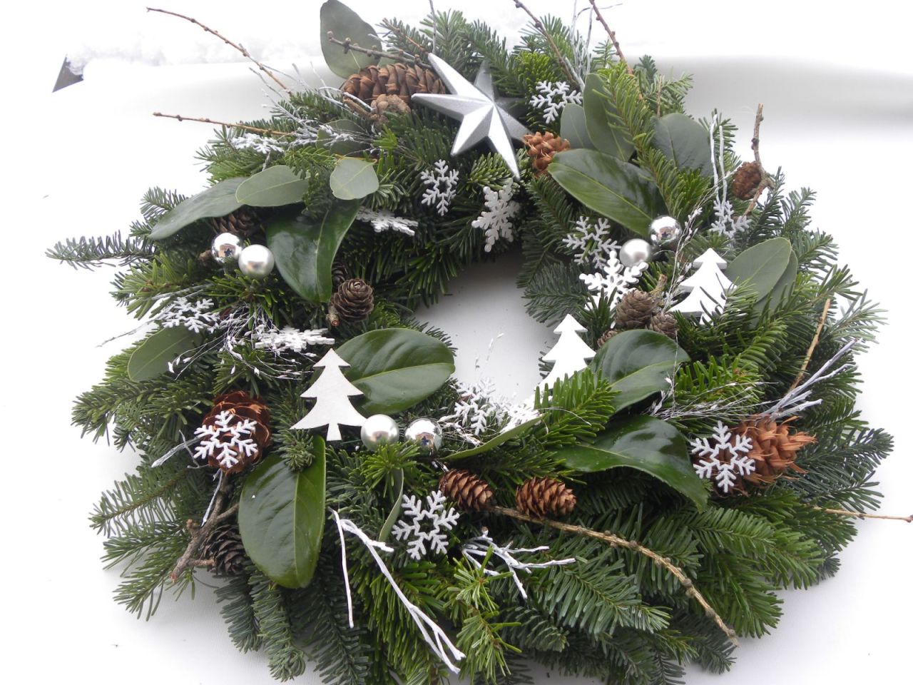 přírodní bílostříbrný